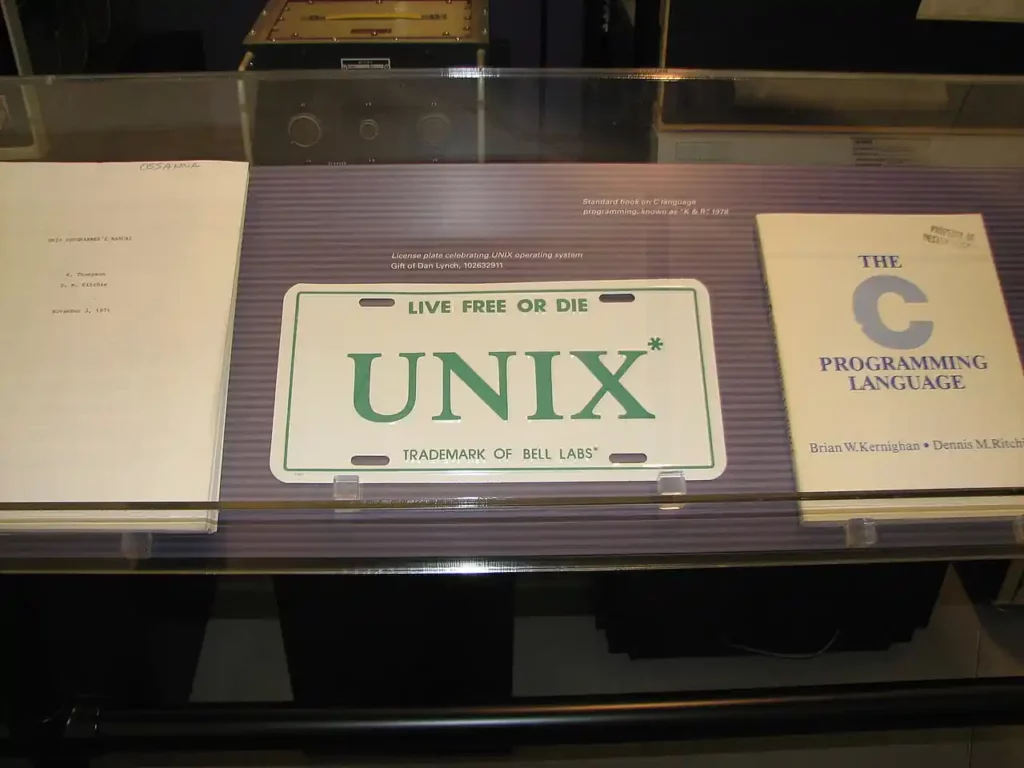 Unix plate.
Credit: Erik Pitti from San Diego, CA, USA
Original file: https://upload.wikimedia.org/wikipedia/commons/0/0c/UNIX_-_Live_Free_Or_Die_%282586242058%29.jpg
